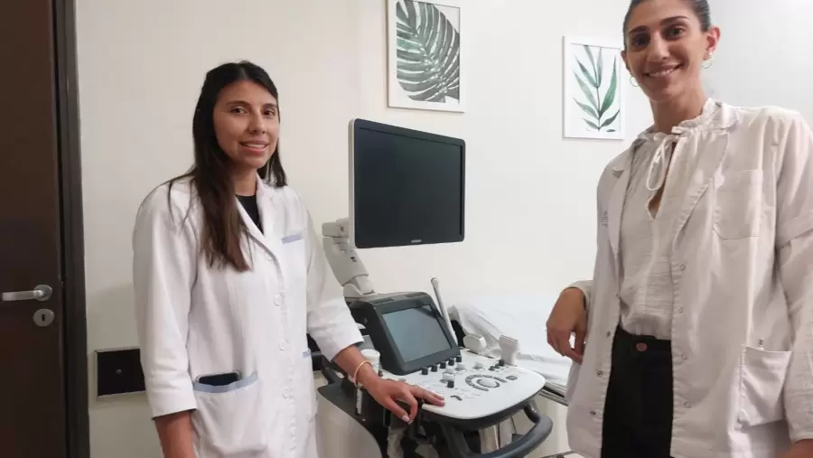 Las médicas Geraldine Reyes y Mariana Llaver.