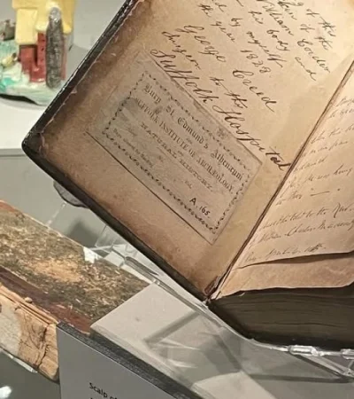 Libro encuadernado con la piel de un asesino.