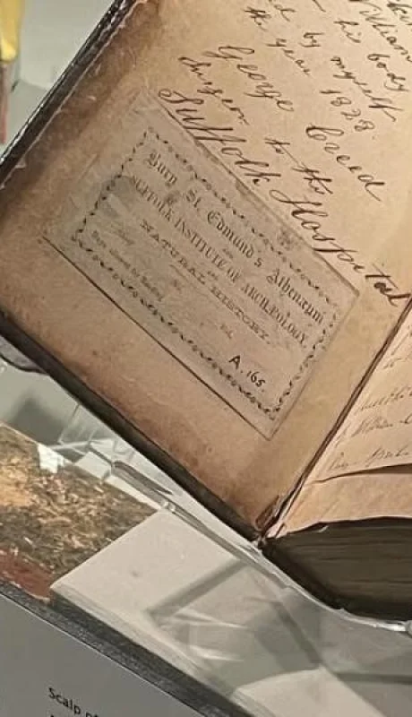 Libro encuadernado con la piel de un asesino.