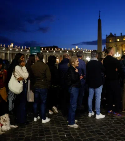 Los seguidores de Francisco siguen arribando por decenas de miles a la capital italiana.