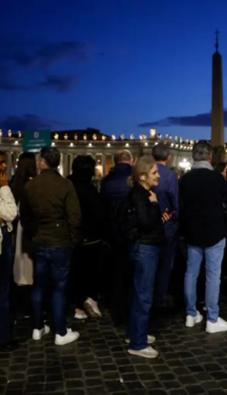 Los seguidores de Francisco siguen arribando por decenas de miles a la capital italiana.