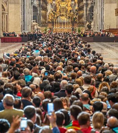 Miles de personas despiden al papa Francisco.