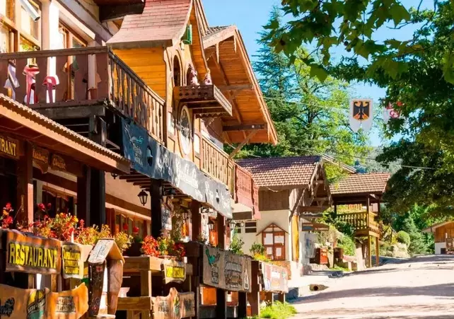 Recorrer el centro de La Cumbrecita invita a degustar gastronomía alemana