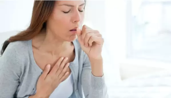 La tuberculosis se transmite por el aire cuando una persona infectada tose, estornuda o habla, liberando gotitas que contienen la bacteria.