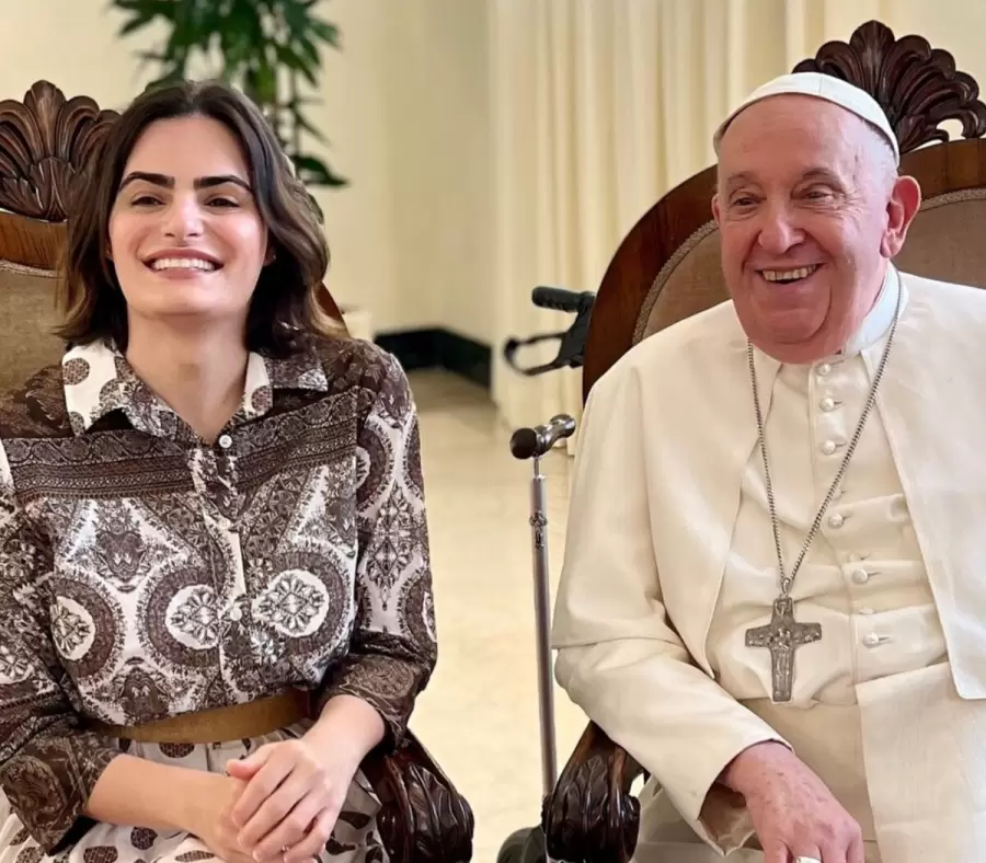 Francisco con representante de la comunidad trans