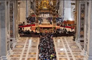 Finalizó la capilla ardiente con 250.000 fieles que visitaron el féretro papal