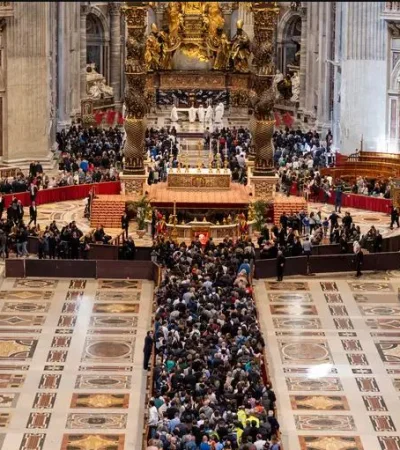 Una ola de fieles se acercaron desde diferentes partes del mundo para dar su gesto de cariño al pontífice argentino.