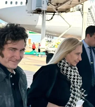 Milei llegó a Roma con la garganta cargada.