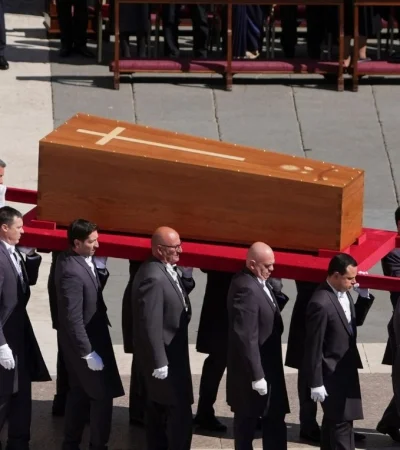 El papa Francisco recibió el último adiós ante miles de fieles en una emotiva despedida/ Fuente: X