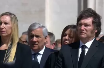 Con gesto adusto y respetuoso, Javier Milei despidió al papa Francisco en el Vaticano