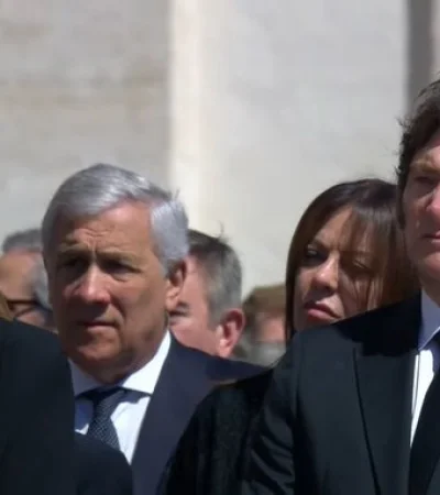 El presidente argentino Javier Milei junto con su hermana Karina ubicados en la primera fila, junto a la primera ministra de Italia, Giorgia Meloni