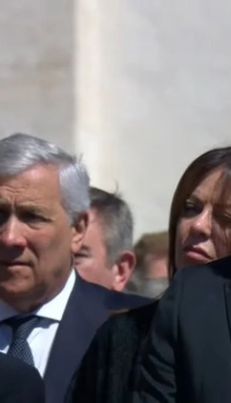 El presidente argentino Javier Milei junto con su hermana Karina ubicados en la primera fila, junto a la primera ministra de Italia, Giorgia Meloni