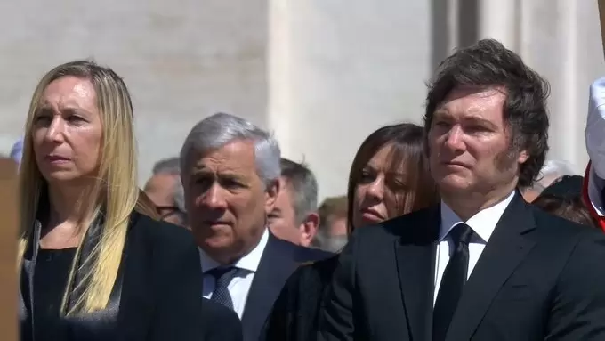El presidente argentino Javier Milei junto con su hermana Karina.fue ubicado en la primera fila, junto a la primera ministra de Italia, Giorgia Meloni