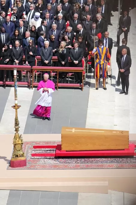 Javier Milei fue ubicado en primera fila junto con Giorgio Melini/ Fuente: X
