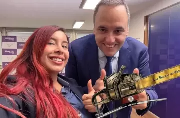 Adorni llevó a su community manager al funeral del Papa Francisco