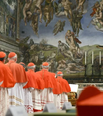 Los cardenales menores de 80 años se reúnen en la Capilla Sixtina, a puertas estrictamente cerradas, para elegir al próximo Pontífice.