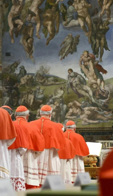 Los cardenales menores de 80 años se reúnen en la Capilla Sixtina, a puertas estrictamente cerradas, para elegir al próximo Pontífice.
