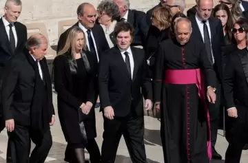 Javier Milei reaccionó a la designación del nuevo Papa con un meme y causó revuelo