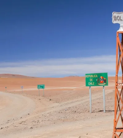 Frontera entre dos países distanciados./