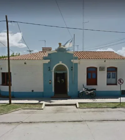 El hombre se entregó en la comisaría local, luego de que los médicos constataran la muerte de su hijo.