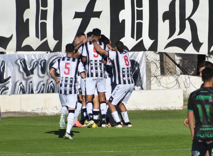 La celebración del gol del Lobo