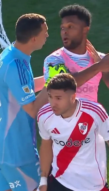 El arquero de Boca y el delantero colombiano tuvieron un fuerte cruce tras el segundo gol de River/ Fuente: Captura de pantalla