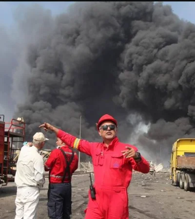 El puerto iraní todavía arde tras la cruenta explosión.