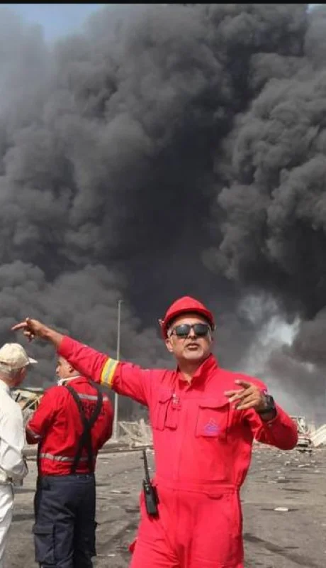 El puerto iraní todavía arde tras la cruenta explosión.