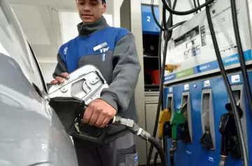 YPF anunció que baja el precio de sus combustibles