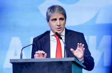 Caputo anunció una "sorpresiva medida" para impulsar el uso del dólar en Argentina