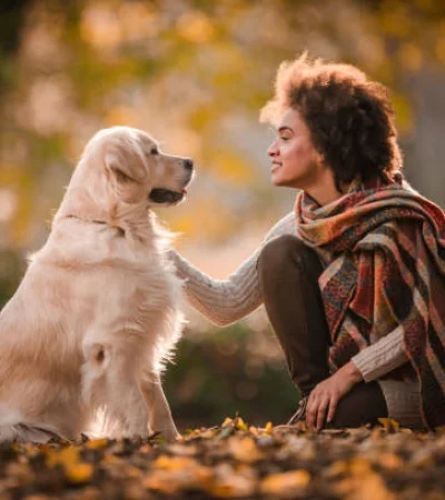 Mujer junto a su perro.