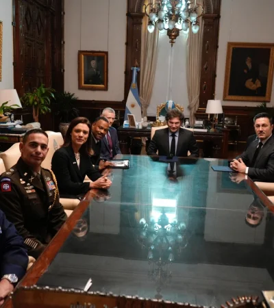 El presidente Javier Milei recibió este martes al jefe del Comando Sur de Estados Unidos, almirante Alvin Holsey/ Fuente: X
