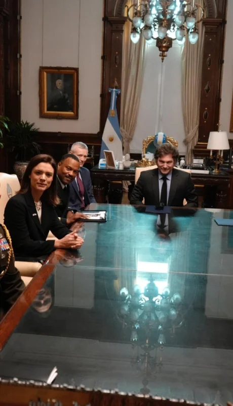 El presidente Javier Milei recibió este martes al jefe del Comando Sur de Estados Unidos, almirante Alvin Holsey/ Fuente: X