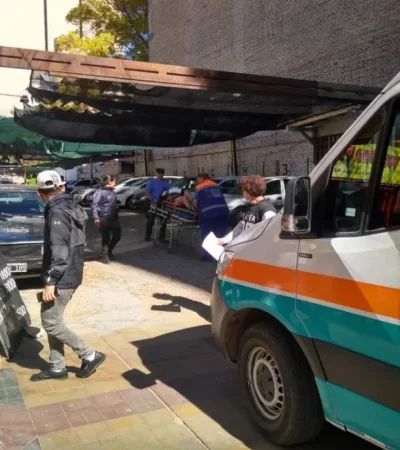 La mujer fue asistida en el lugar y trasladada al Hospital Central.