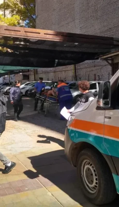 La mujer fue asistida en el lugar y trasladada al Hospital Central.