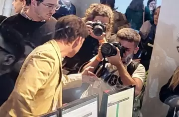 El gesto intimidatorio del asesor Santiago Caputo a un fotógrafo