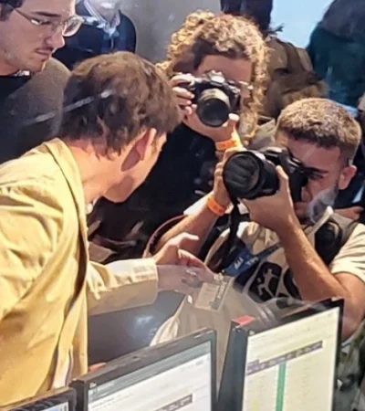 Santiago Caputo y el gesto intimidatorio hacia un fotógrafo.