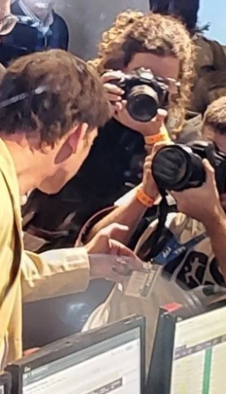 Santiago Caputo y el gesto intimidatorio hacia un fotógrafo.