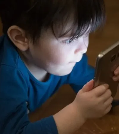 El uso de pantallas en menores de 3 años está bastante normalizado en la sociedad lo cual es una alarma muy sonada para los especialistas pediatras.