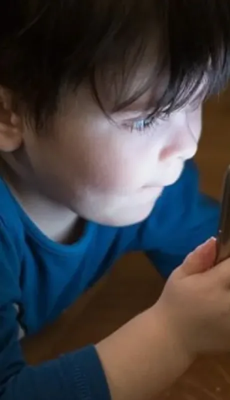 El uso de pantallas en menores de 3 años está bastante normalizado en la sociedad lo cual es una alarma muy sonada para los especialistas pediatras.