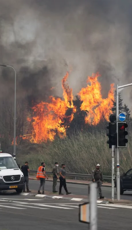 Focos de llamas asolan los principales accesos a una de las ciudades más antiguas del mundo occidental y de Próximo Oriente.