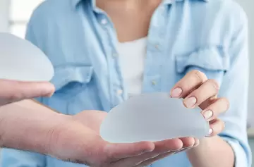 ¡Insólito! Fue detenida al intentar implantarse prótesis mamarias que robó