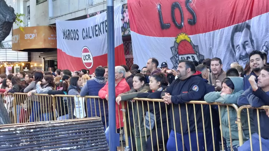 Simpatizantes radicales muestran su apoyo al gobernador Cornejo antes de su discurso en la Legislatura. (Foto: Daniel Gallardo)