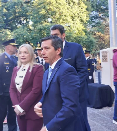 La vicegobernadora Hebe Casado y el presidente de Diputados, Andrés Lombardi, en el acto de izamiento de la Bandera nacional.