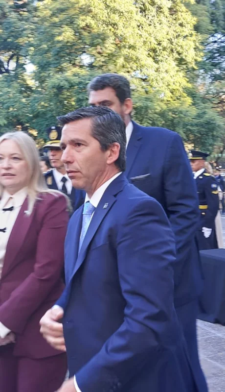La vicegobernadora Hebe Casado y el presidente de Diputados, Andrés Lombardi, en el acto de izamiento de la Bandera nacional.