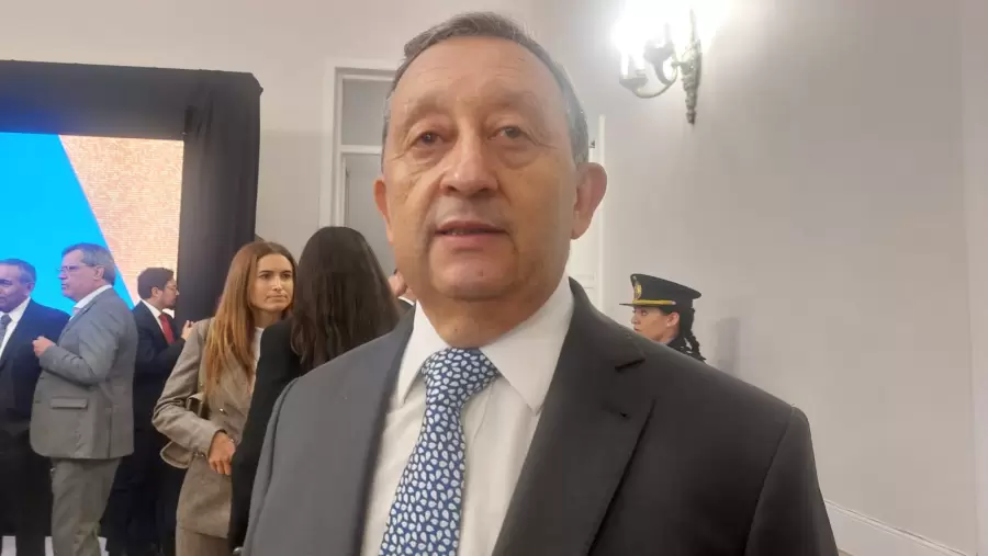El intendente de Malargüe, Celso Jaque, disconforme con el discurso del Gobernador. (Foto: Daniel Gallardo)