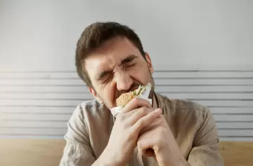 Estrés, tristeza y antojos: cómo las emociones dominan tu alimentación