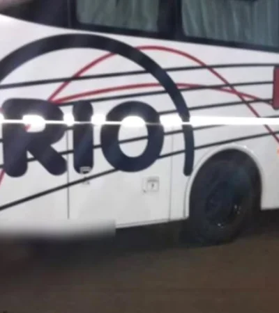 El colectivo de larga distancia se estacionó apaciblemente, sin percatarse de lo que estaba encajado en su parte trasera.