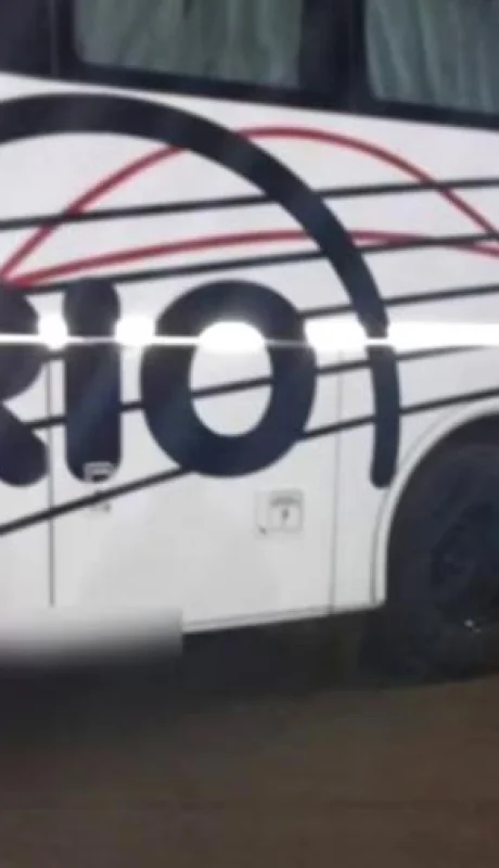 El colectivo de larga distancia se estacionó apaciblemente, sin percatarse de lo que estaba encajado en su parte trasera.