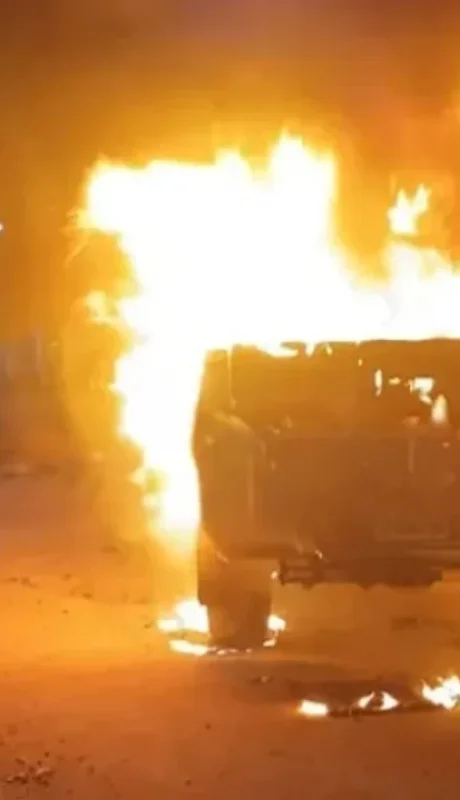 Terminaron incendiando una camioneta en Fuerte Apache